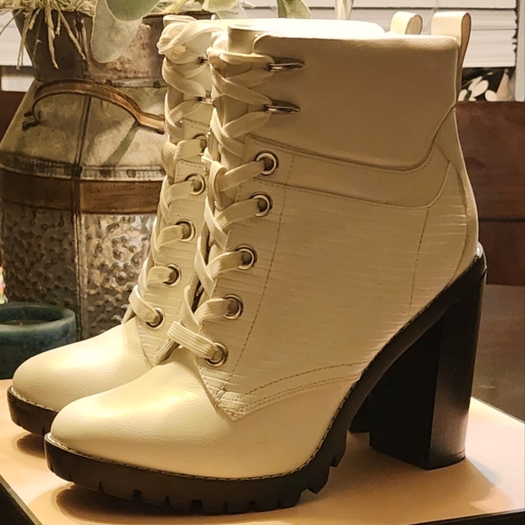 BCBGeneration Lace-up w/side zipper Size 9M/40 Bright White - Picture 2 of 6